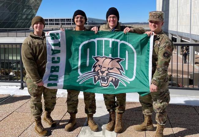空军后备军官训练队bet8九州登录入口的学生们穿着制服举着俄亥俄州的旗帜